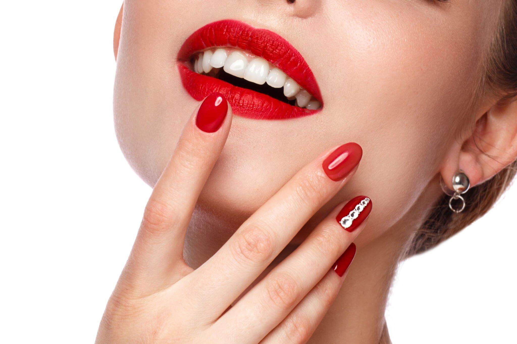 women's nail art design red color